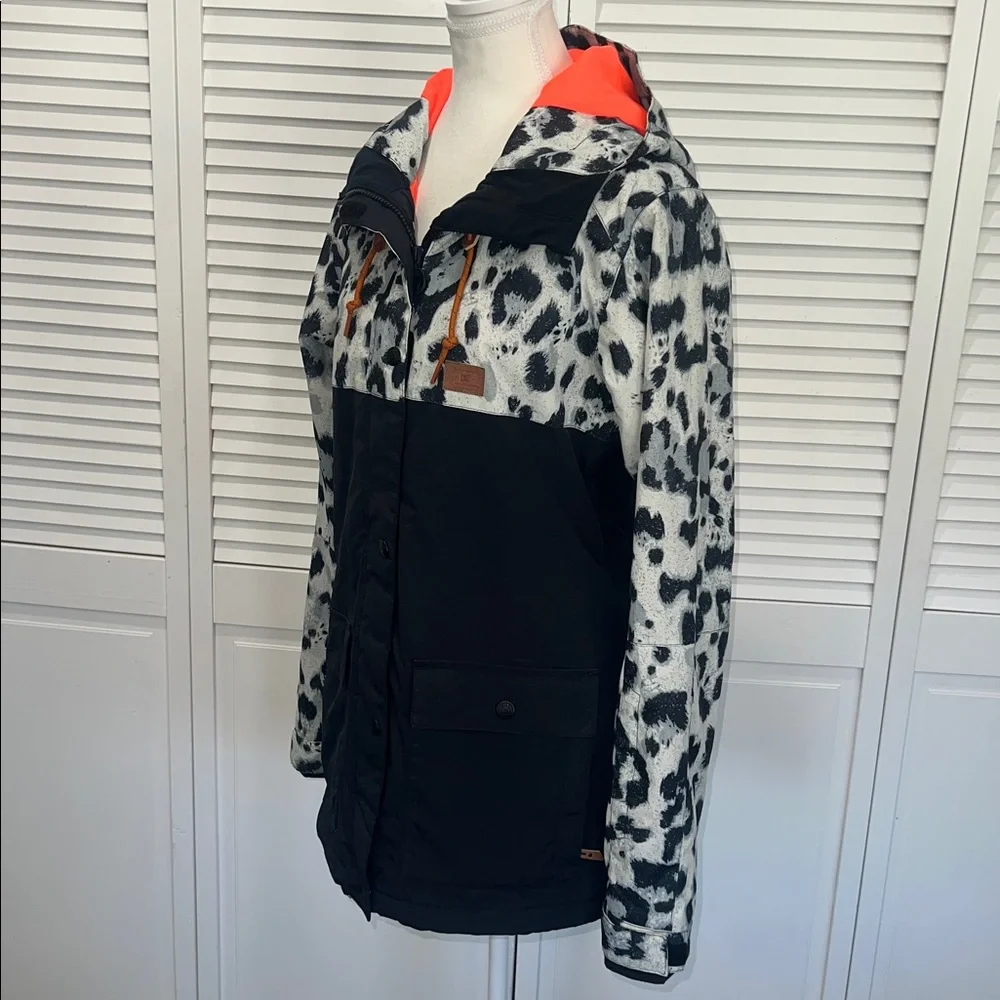 DC Cruiser Snow Leopard Women's Ski Snowboard
Jacket ๐โ๏ธ๐ฟโ๏ธโท๏ธ - Picture 10 of 16